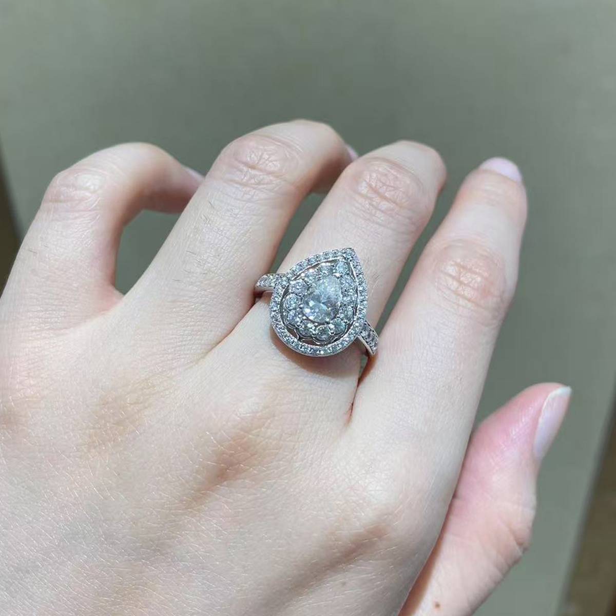 轻奢梨形女戒S925银镀白金定制选款主石莫桑钻0.8ct/副石高碳钻